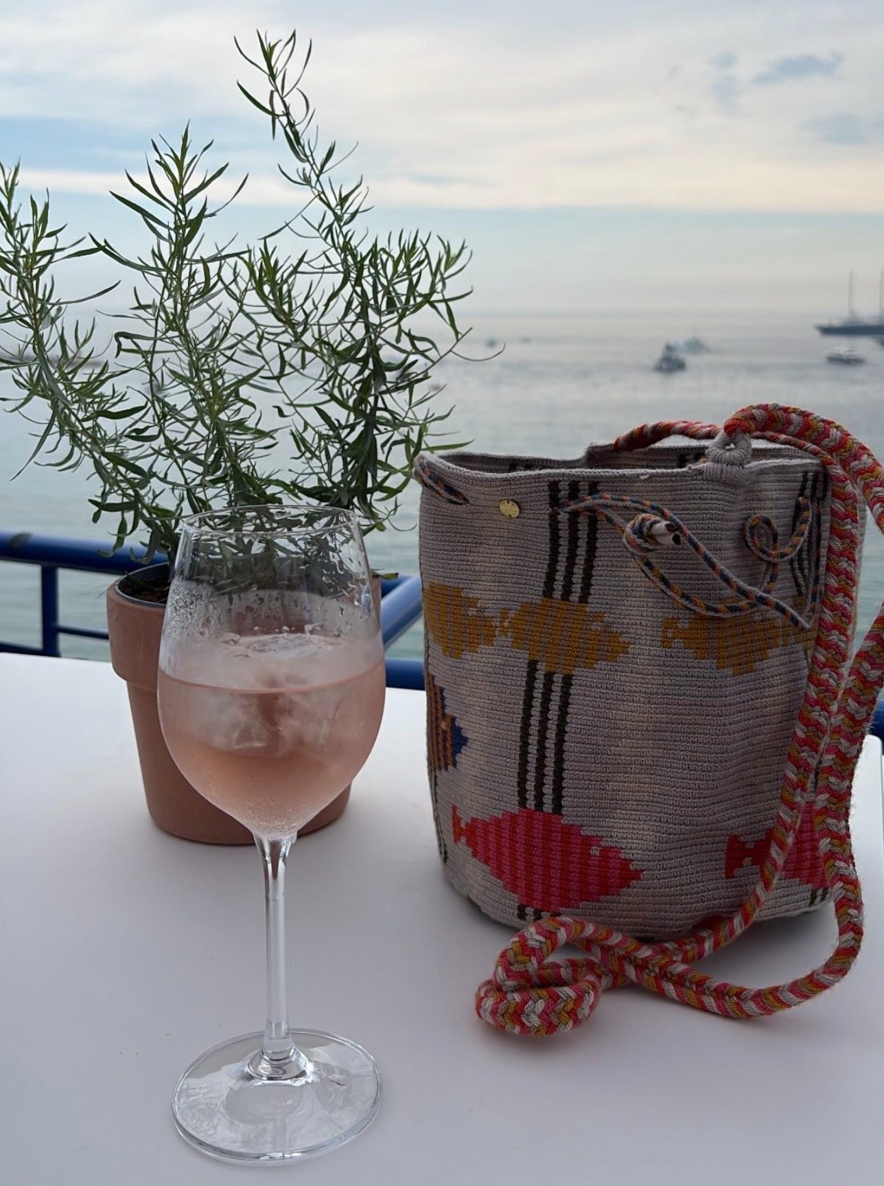 Cross Body, Mitra